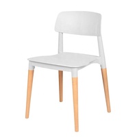 Chaise de salle à manger moderne et contemporaine en plastique PP H-678 avec pieds en bois pour la maison, la cuisine, le café et le restaurant