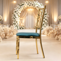 Chaise blanche moderne et confortable de luxe, avec structure en métal doré durable, pour événements et mariages