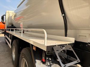 Camion-citerne d'aspiration des eaux usées Foton Auman de 18 mètres cubes, équipé de conduites à droite et à gauche pour l'aspiration et le transport des eaux usées - Product Image 5