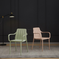Chaise en plastique extérieure empilable de sortie d'usine nouvelle conception de haute qualité dinant la chaise beaucoup de couleurs à choisir.