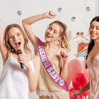 Écharpe d'anniversaire GEMINI BABY avec feuille irisée rose vif, thème Zodiaque Gémeaux, pour les décorations de fête d'anniversaire du mois de mai et de juin