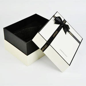 Boîtes cadeaux rigides personnalisables pour vêtements, foulards, perruques - Laminage mat, vernis sélectif UV, gaufrage, emballage cadeau artisanal pour entreprises avec nœud - Product Image 2