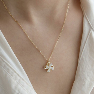 Collana con pendente a forma di fiore placcato oro con strass, stile minimalista per donna, da indossare tutti i giorni, catena a serpente - Product Image 1