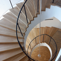 Escalier en colimaçon intérieur de luxe sur mesure avec marches en bois massif pour centre commercial, bibliothèque et hôtel