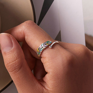 Anello con Piume Colorate per Donne, Foglia Floreale Smaltata, Regolabile, Gioiello di Moda Boho - Product Image 4