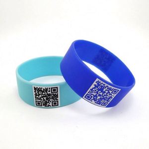 Bracelet en silicone personnalisé de haute qualité avec code QR, bracelet en silicone avec logo personnalisé, bracelet en caoutchouc avec code QR scannable - Product Image 2