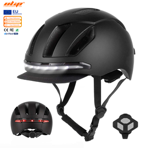 Casco Inteligente ULIP con Control Remoto Inalámbrico, Luz Delantera y Trasera LED, Señal de Giro para Bicicleta y Scooter, Negro - Product Image 1