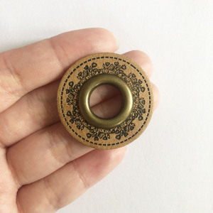 PU deri yamalar üzerinde özel Debossed kabartmalı Logo demir giysi için kuşgözü ile sahte deri etiket üzerinde dikiş - Product Image 5