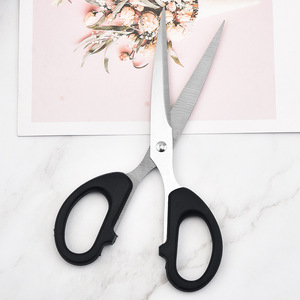 Mini Tijeras de Oficina de Acero Inoxidable con Mango de Plástico para Manualidades, Papel y Material Escolar - Product Image 3