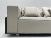 La quintessence du luxe: chaise rembourrée artisanale avec coque en bois courbé, somptueux revêtement en cuir/tissu et pieds en acier