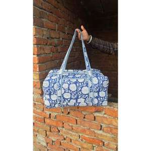 กระเป๋าผ้าดัฟเฟิลผ้าฝ้ายลายควิลท์ ทำมือ ทันสมัย น้ำหนักเบา ทนทาน ลายพิมพ์บล็อกแบบดั้งเดิม เหมาะสำหรับการเดินทางช่วงสุดสัปดาห์ - Product Image 1