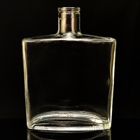 Bouteille en verre carrée rectangulaire en gros 500 ml 700 ml Carafe à whisky antique