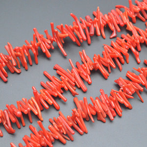 Perle di Corallo Rosso Tinto a Forma Irregolare Lunga e Sottile per Creazione di Gioielli, Collane e Bracciali - Product Image 6