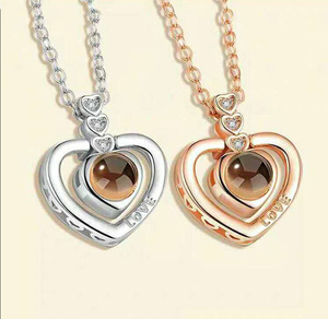 Collar personalizado <span class=keywords><strong>de</strong></span> MATERIAL <span class=keywords><strong>de</strong></span> cobre para amantes, colgante <span class=keywords><strong>de</strong></span> <span class=keywords><strong>corazón</strong></span> con proyección <span class=keywords><strong>de</strong></span> 100 idiomas - Product Image 1