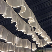 Rideaux de plafond en tissu en forme de S sur mesure de luxe avec bande lumineuse LED pour la décoration de mariage, d'événements et de fêtes