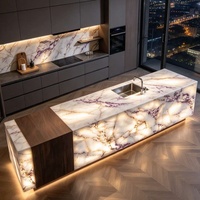 Îlot de cuisine en marbre rétroéclairé sur mesure, comptoir de bar cascade en pierre translucide lumineuse à LED, évier, panneau en bois, cuisine ouverte de villa