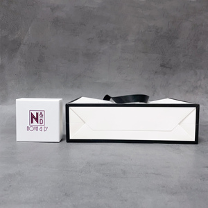 Sac fourre-tout cadeau blanc personnalisé 27x8x21cm avec logo doré métallique, poignée en sangle, sacs shopping en papier avec votre propre logo - Product Image 3