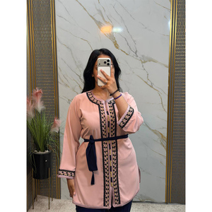 Kaftan tunique marocain artisanal en crêpe brodé avec détails géométriques, tenue islamique modeste - Product Image 2