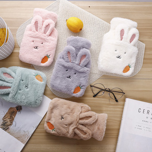 Bouteille d'eau chaude en peluche en forme de lapin avec housse en flanelle motif carotte, chauffe-mains pour la chaleur et l'isolation corporelle - Product Image 1