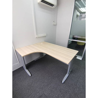 Bureau de travail en forme de L durable avec pieds en métal, table de travail moderne en panneaux de particules avec revêtement époxy pour espaces de travail d'entreprise et salles d'étude