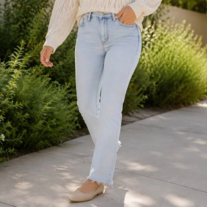 Jean en denim pour femme, taille mi-haute, coupe skinny droite, délavé clair, bleu glace, avec ourlet effiloché subtilment évasé, longueur pleine, pour l'été, style décontracté et quotidien - Product Image 1