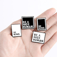Essere una bella spilla in smalto umano che ispira essere gentile casella di testo Slogan rettangolo minimalista gioiello distintivo spille spille per regalo