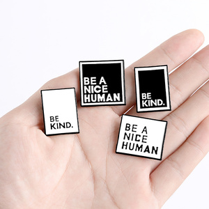 Soyez une belle broche en émail humain inspirant être gentil boîte de texte citation Slogan Rectangle minimaliste bijoux Badge broches broches pour cadeau - Product Image 4
