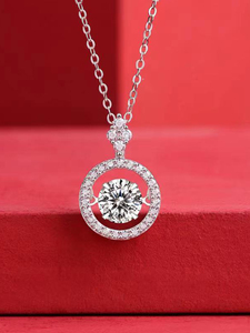 Hermoso Collar con Colgante Flotante de Moissanita y Cadenas Bañadas en Oro de 18K, Adecuado para Uso Diario y Asistir a Banquetes - Product Image 6