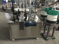 Machine automatique de remplissage et de bouchage de flacons de parfum et de liquides par pulvérisation sous vide