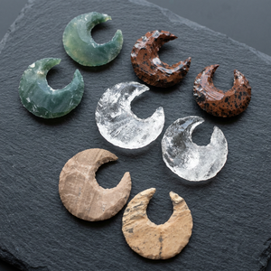 Pendentifs en forme de croissant de lune REIKI en pierres mélangées martelées et polies avec cristaux de Rozrin - Product Image 2