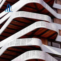 Façade 3D en aluminium, mur-rideau perforé en aluminium personnalisé, projet de panneau en forme de diamant pour l'extérieur