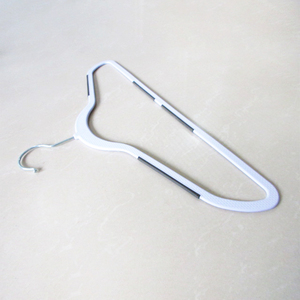 Perchas de plástico blancas antideslizantes de alta calidad con hombros anchos de 5.8 mm y agarres de goma de material ABS para exhibición de ropa en tiendas. - Product Image 3
