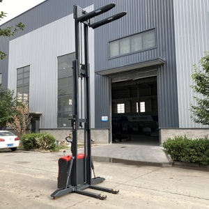 Chariot élévateur à palettes hydraulique électrique 2 tonnes 4m Mini auto-grimpant Batterie au plomb-acide Pneus pleins pour utilisation en extérieur/intérieur - Product Image 1