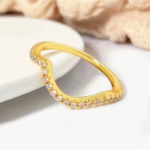 En stock - Bagues irrégulières - Bijoux - Argent plaqué or - Pierres brillantes en CZ - Bague en zircone ondulée pour filles - Cadeau - Product Image 5