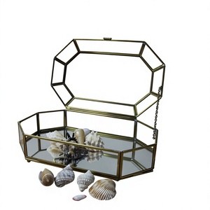 Boîte à bijoux moderne en verre polygonal avec couvercle à charnière, base miroir, 1 niveau de rangement, présentoir personnalisable pour la maison - Product Image 1