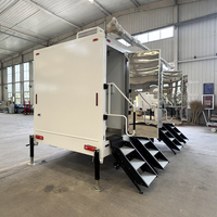 Remorque sanitaire portable en acier à quatre postes de toilette avec salles de douche pour événements extérieurs, installations publiques et chantiers de construction
