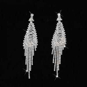 Boucles d'oreilles pendantes géométriques élégantes en alliage vintage classique avec long pendentif en strass pour femmes, pour mariage et soirée - Product Image 1