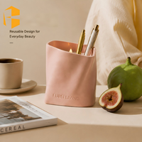 FUBEI LIVING Décoration d'intérieur Cadeau Pot à bougie en céramique mate au design sac en papier froissé 3D, Bougie parfumée à la cire de soja avec mèche en bois