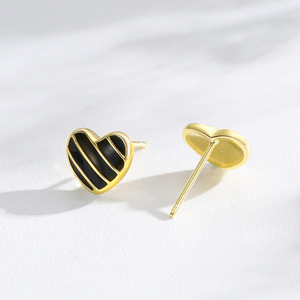 विंटेज क्लासिक ठीक गहने 14k सोने की प्लेटेड ब्लैक एनमेल दिल के आकार के स्टड इयररिंग्स - Product Image 3