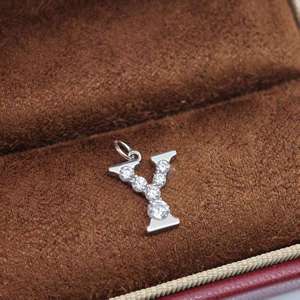 จี้ตัวอักษรเงินแท้ 925 รุ่นคลาสสิกจาก UM Jewelry สำหรับผู้หญิง เด็ก ของขวัญวันครบรอบ วันแต่งงาน และโอกาสพิเศษต่างๆ - Product Image 2