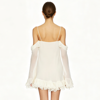 Robe courte blanche élégante à épaules dénudées avec appliques florales, manches longues et ourlet à volants, style bohème, idéale pour les invitées de mariage à la plage