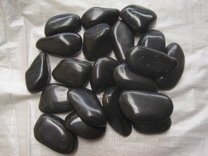 Pierre de galet naturelle noire polie, taille 1-2 2-3 3-5 cm, pierre de pavé noire hautement polie, galet de rivière pour la décoration de jardin - Product Image 2