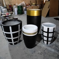 Vente en gros en usine Morden Vase unique en fibre de verre Pot de fleur design avec peinture à la main pour la décoration intérieure