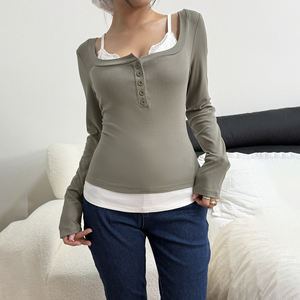 Camisole en dentelle contrastée avec des boutons en rangée, haut à manches longues associé à un t-shirt ajusté en dessous - Product Image 3