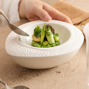 Plato de Cerámica Moderno Minimalista con Acabado Brillante en Forma de Huevo, Vajilla Blanca de Alta Gama para Hotel, Plato Artístico para Postre - Product Image 1