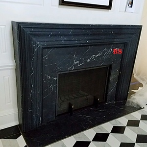 Cornice per Caminetto in Marmo Negro Marquina Personalizzata e Moderna per Soggiorno di Villa - Product Image 1