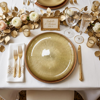 Assiettes de présentation de luxe en verre doré à motif soleil de 13 pouces, rondes, à texture radiale, pour la décoration de table de mariage et d'événements (vente en gros)