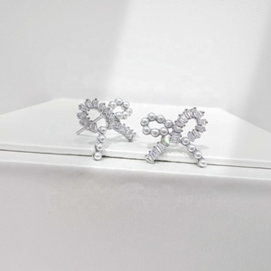 Boucles d'oreilles clous personnalisées en laiton plaqué or 18 carats et 14 carats, avec nœud et perle, style Noël, luxe, mignonnes, rétro, mariage, été, mode féminine - Product Image 4