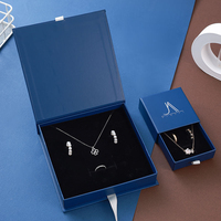 Boîte à bijoux carrée bleue rigide avec cordon de serrage, logo personnalisé, emballage de luxe pour bagues, boucles d'oreilles, colliers, etc.
