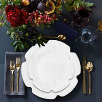 L'ensemble d'assiettes à dîner en porcelaine de qualité supérieure présente des motifs exquis en forme de feuille avec des détails texturés en céramique de haute qualité